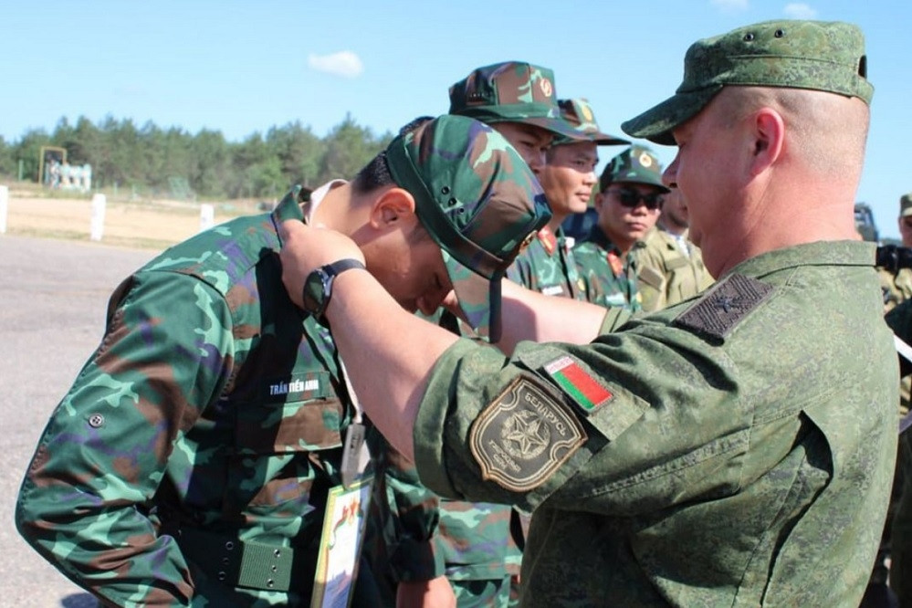 Tuyển Việt Nam giành thứ hạng cao khi tranh tài bắn súng chiến thuật ở Belarus