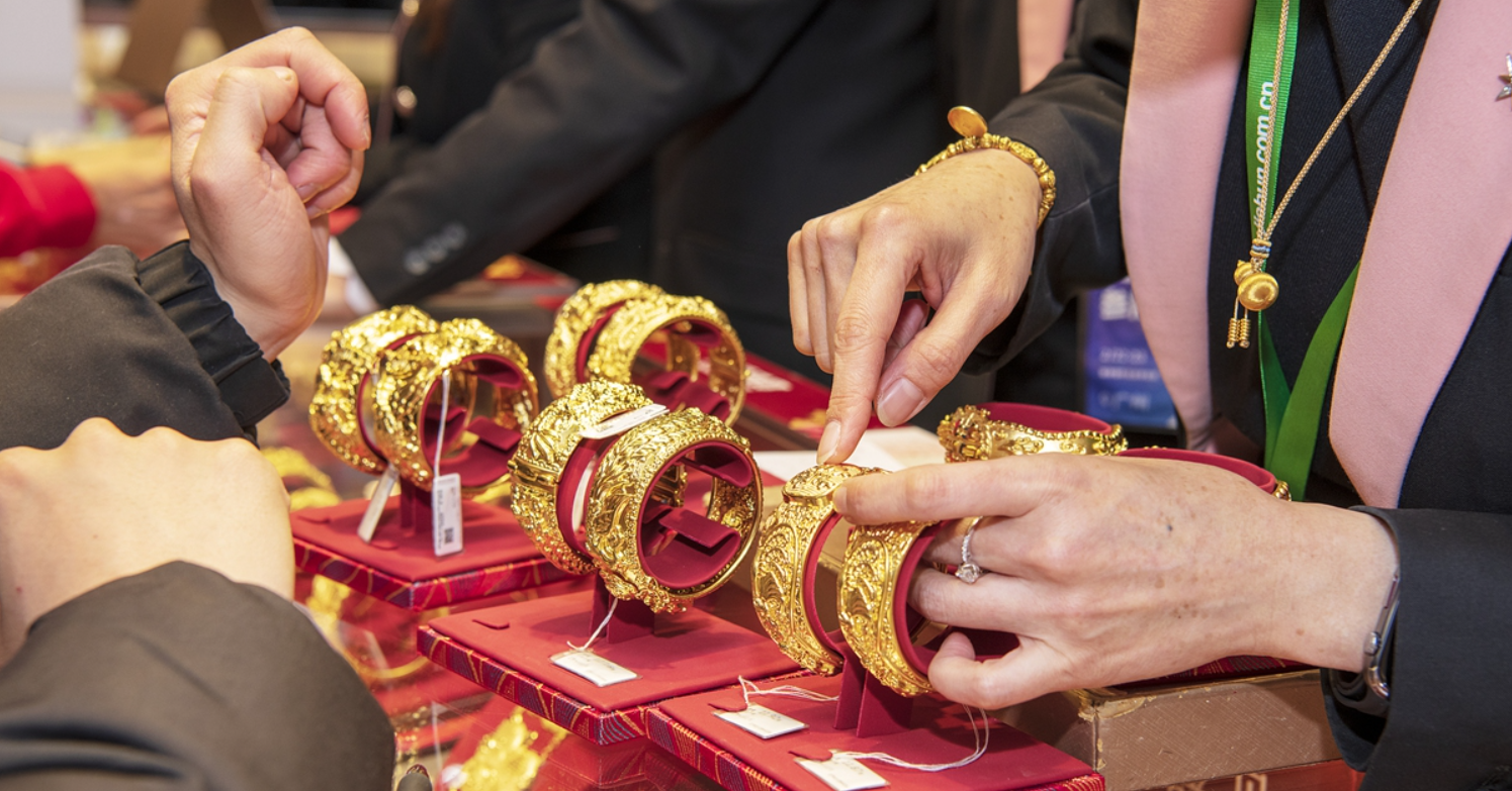 Vàng lao dốc gần 30%, cơ hội mua giá rẻ hay cái bẫy?
