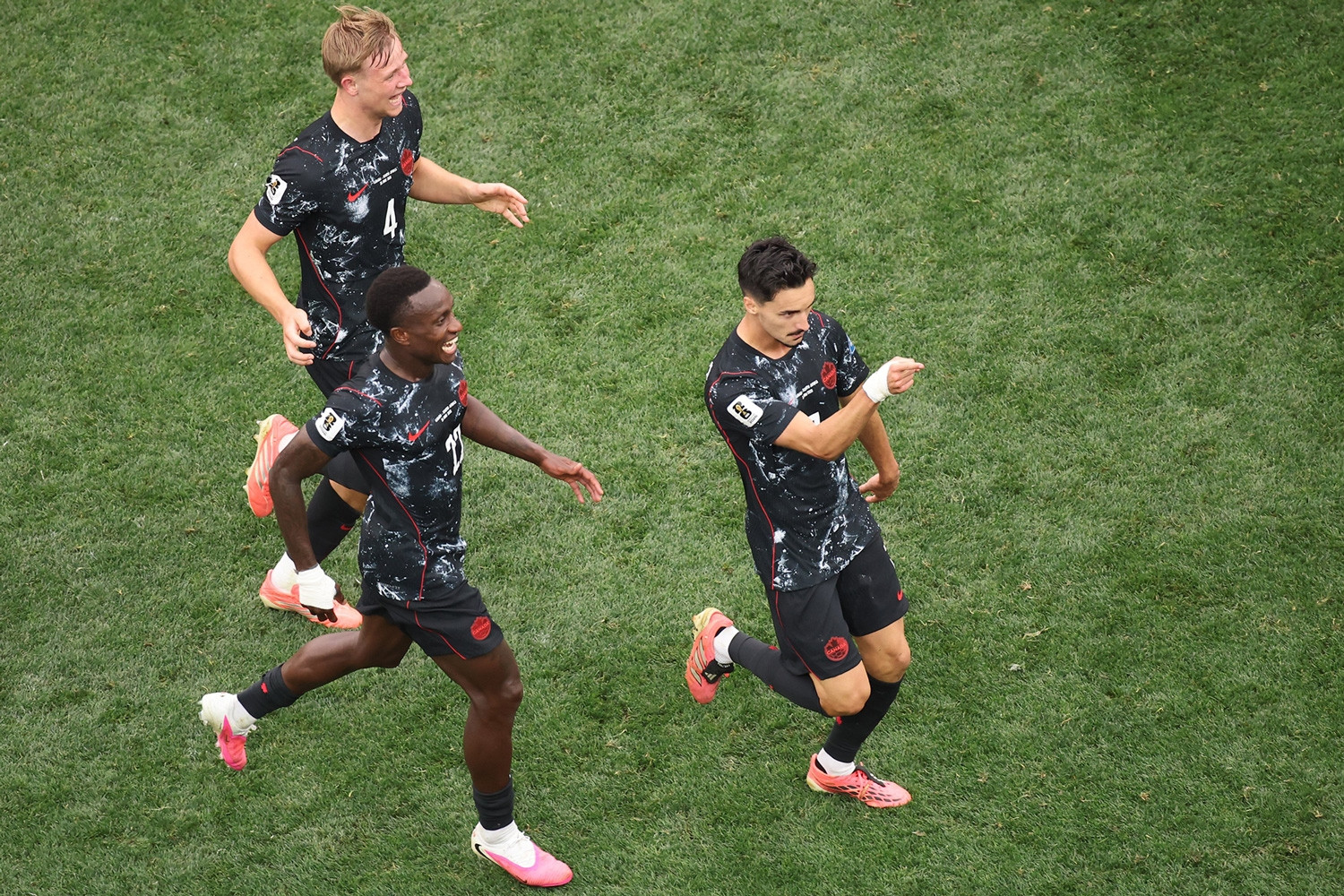 Video bóng đá Nam Phi vs Canada: Vỡ òa phút cuối