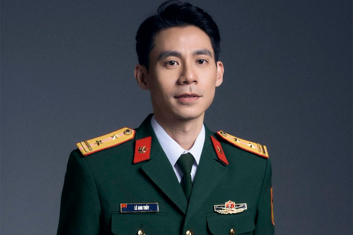 Nam nhạc sĩ tuổi 43 là Trung tá, chưa kết hôn nhưng đang tìm hiểu một người