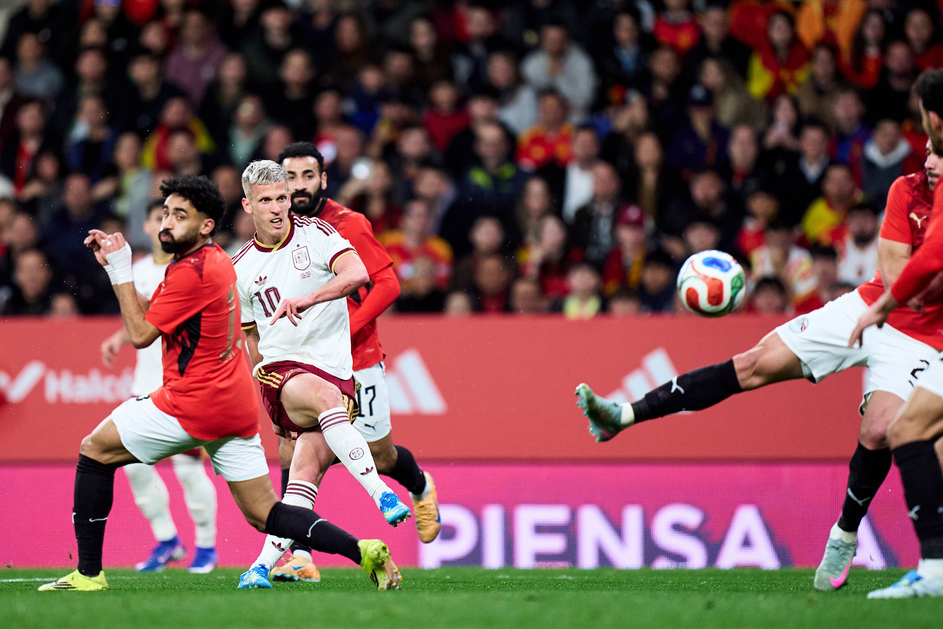 Dani Olmo Tay Ban Nha.jpg