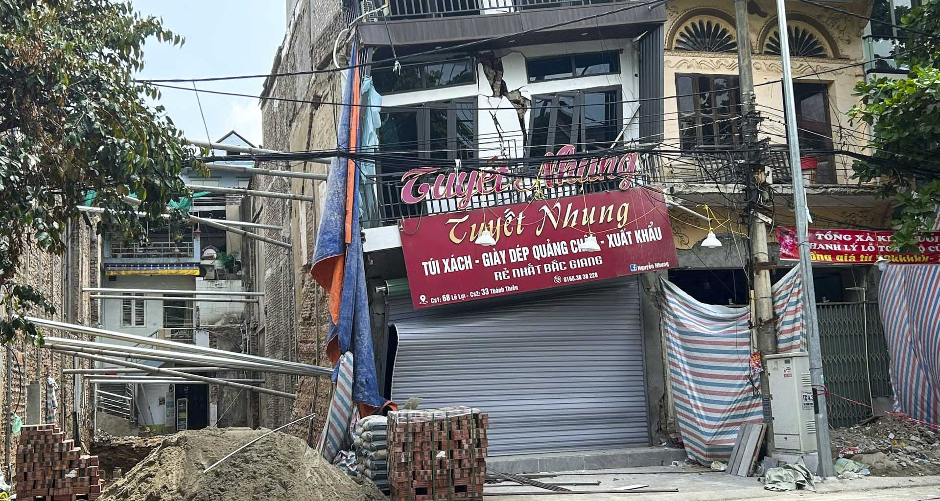 Đào móng công trình khiến nhà bên cạnh sụt lún, 10 hộ phải sơ tán