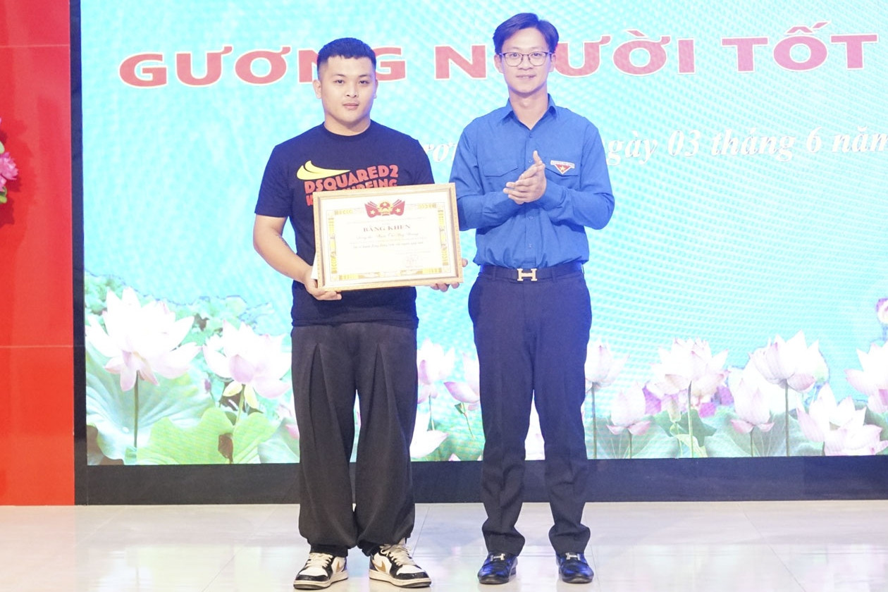 Khen thưởng nam thanh niên dũng cảm khống chế kẻ cầm dao tấn công phụ nữ