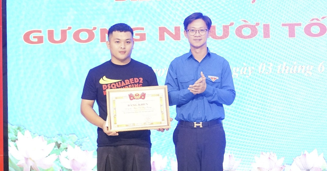 Khen thưởng nam thanh niên dũng cảm khống chế kẻ cầm dao tấn công phụ nữ