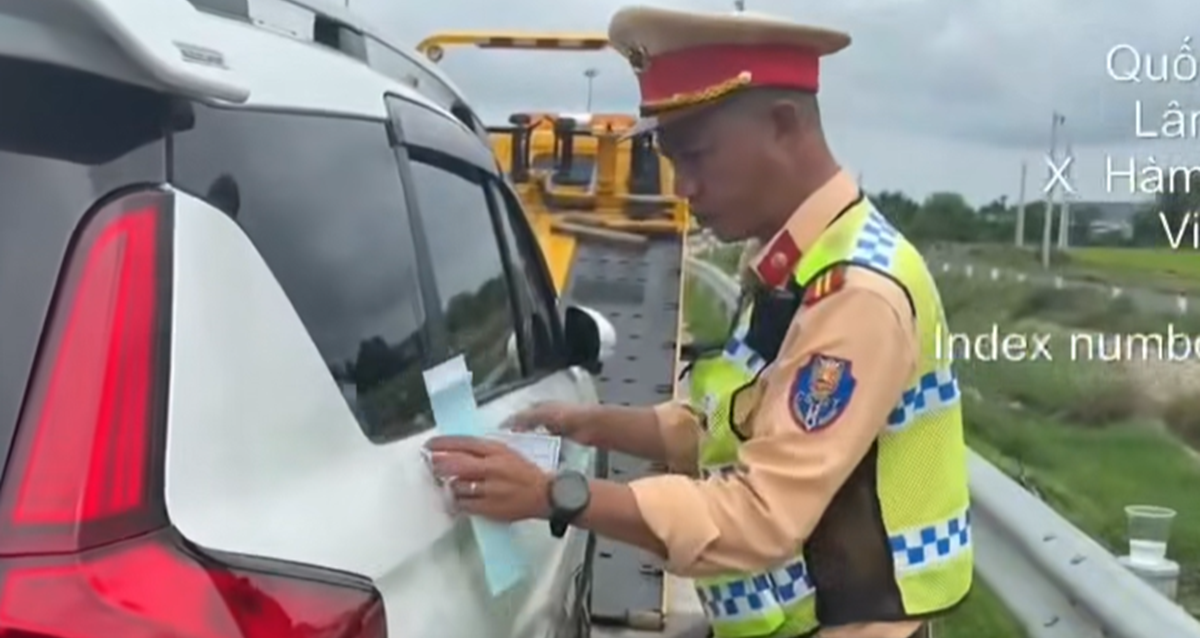 Kiểm tra ô tô chạy quá tốc độ, CSGT phát hiện thêm loạt lỗi nghiêm trọng