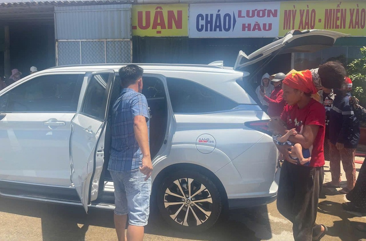 Người mẹ địu con, đẩy xe nôi giữa nắng 40 độ đã lên xe về Hà Nội