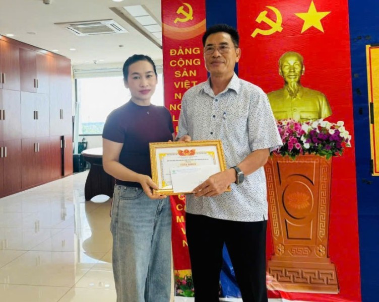 Nữ lao công 2.jpg