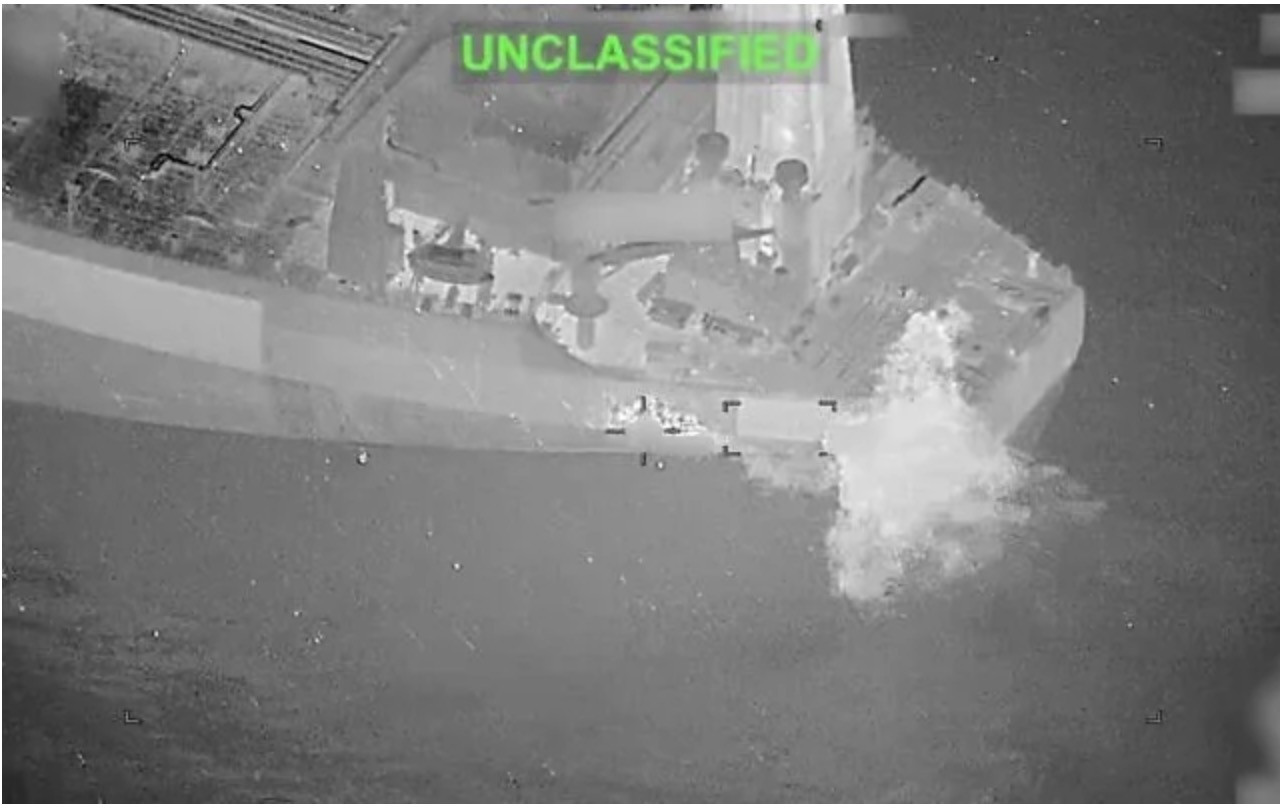Lửa bốc lên từ tàu chở dầu M/T Lexie sau khi bị trúng tên lửa Hellfire. Ảnh: CENTCOM