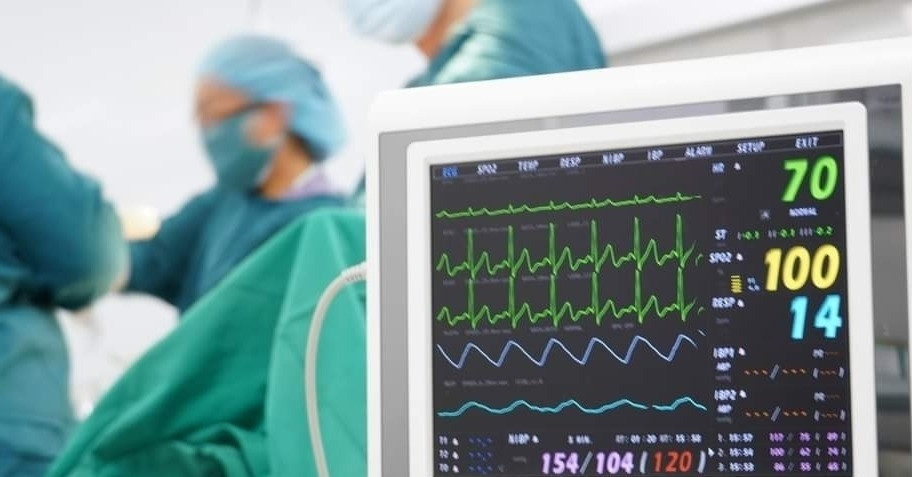 Tai nạn sinh hoạt khiến 2 người đàn ông cùng đi cấp cứu trong đau đớn