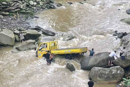 Bản tin chiều 30/6: Ô tô bị lũ cuốn trôi, 10 cán bộ công an ứng cứu