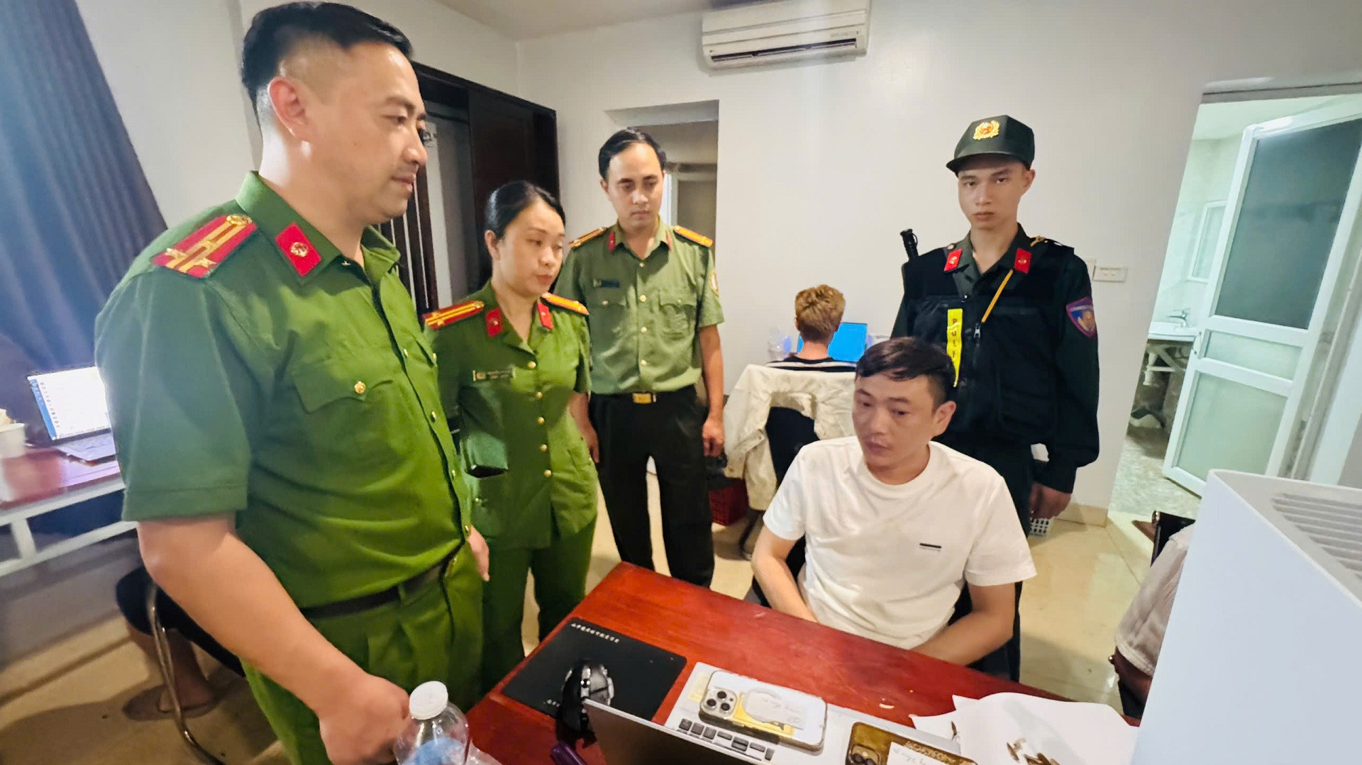 Ảnh 5. Công an tỉnh Lào Cai bất ngờ kiểm tra khách sạn nơi 19 đối tượng đang thực hiện hành vi lừa đảo trực tuyến (1).jpg