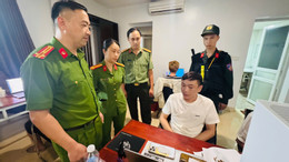 Ảnh 5. Công an tỉnh Lào Cai bất ngờ kiểm tra khách sạn nơi 19 đối tượng đang thực hiện hành vi lừa đảo trực tuyến (1).jpg
