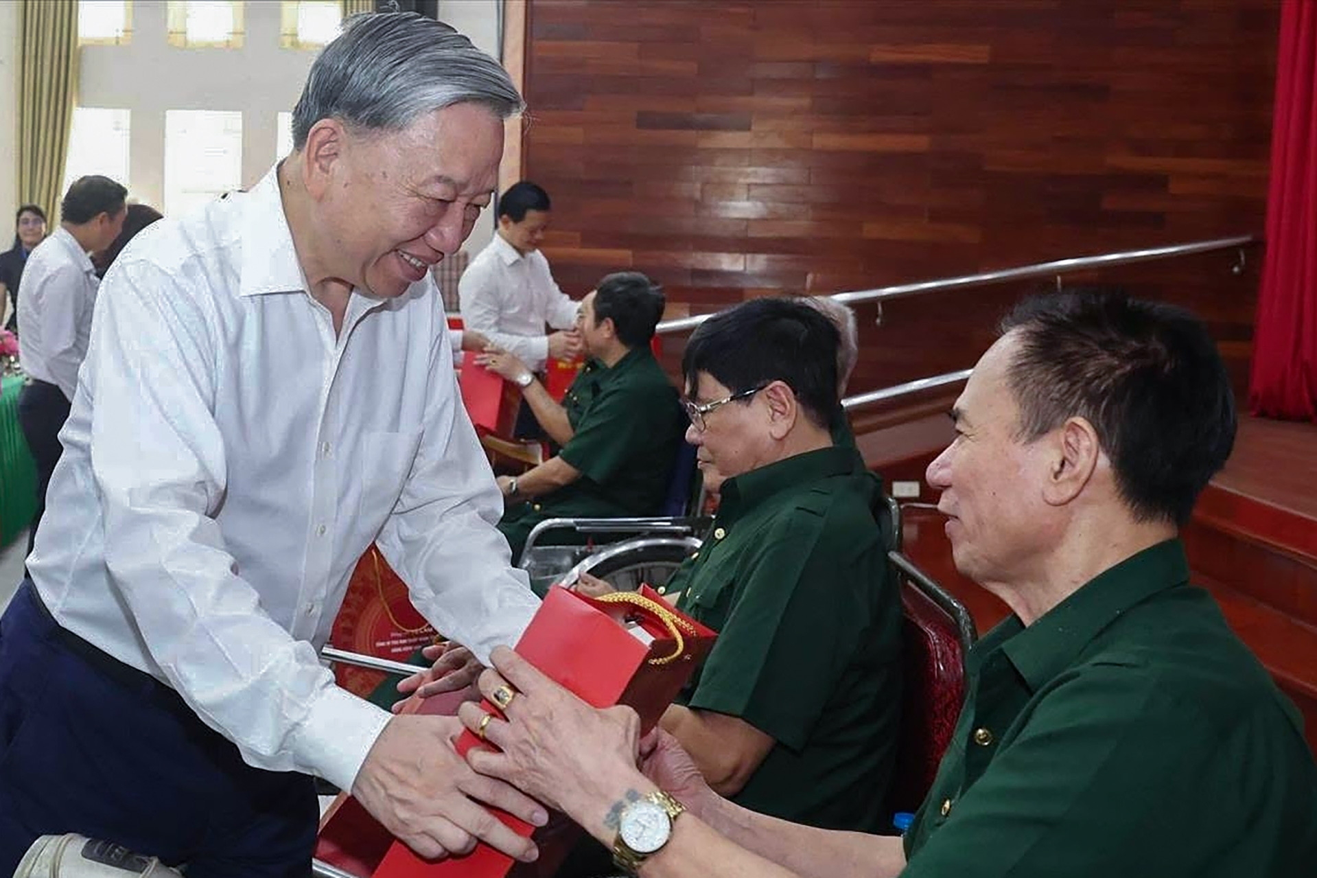 Ban Bí thư: Khẩn trương hoàn thành sửa đổi Pháp lệnh ưu đãi người có công