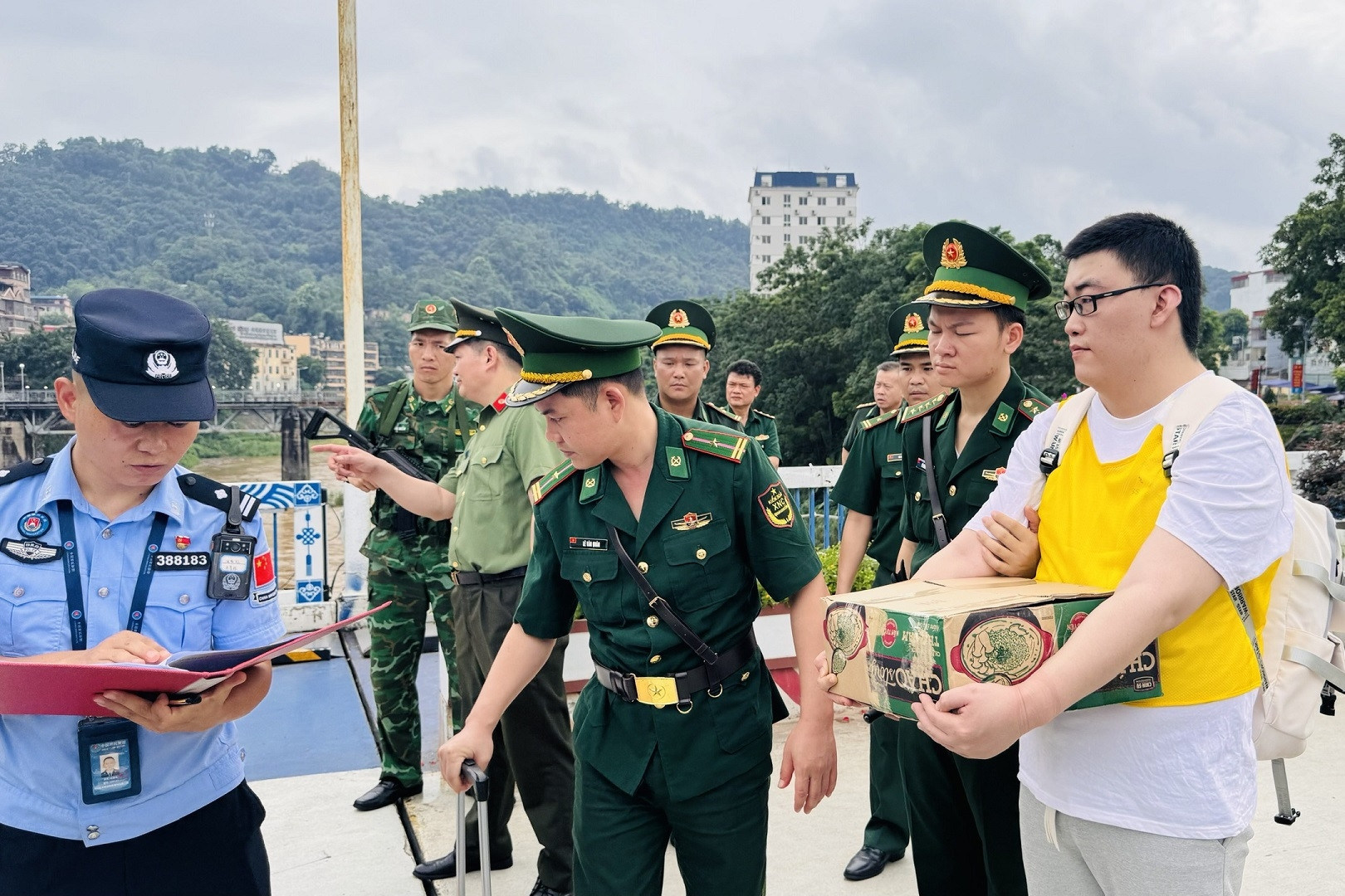Bàn giao 19 đối tượng người Trung Quốc cho Cục Công an Châu Hồng Hà