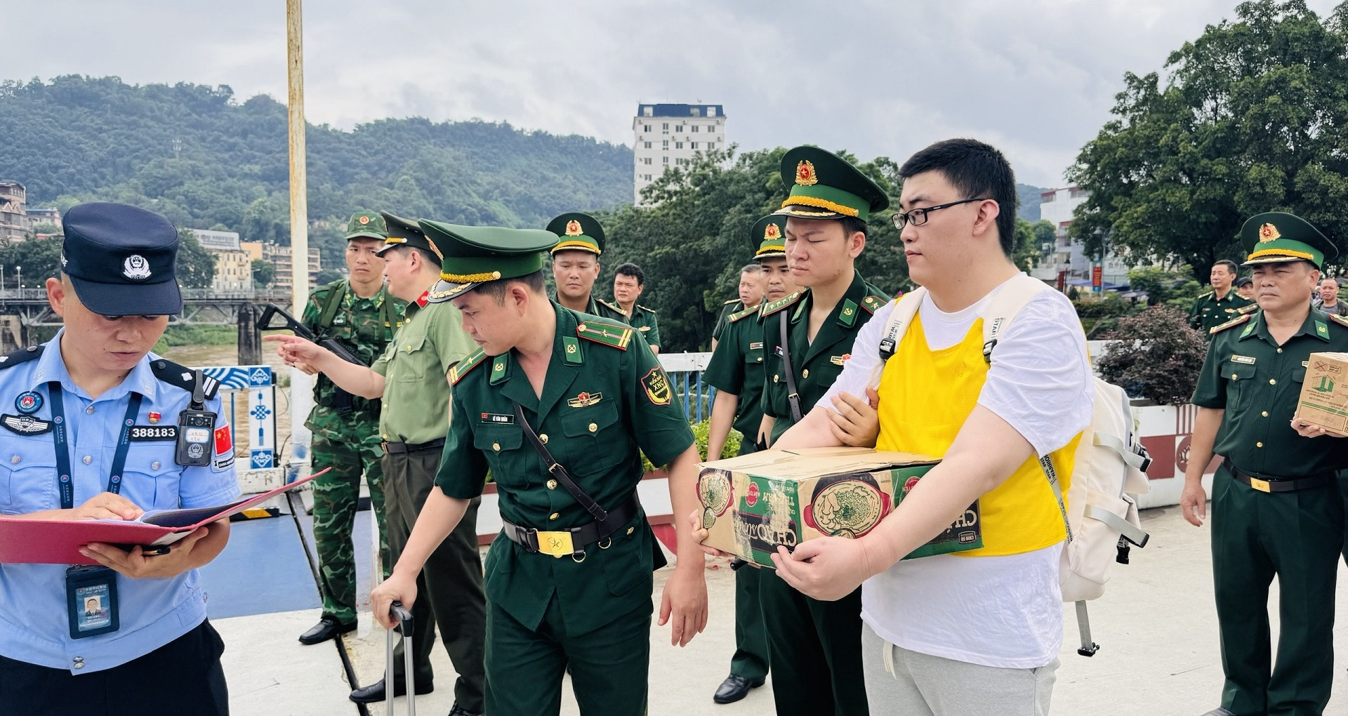 Bàn giao 19 đối tượng người Trung Quốc cho Cục Công an Châu Hồng Hà