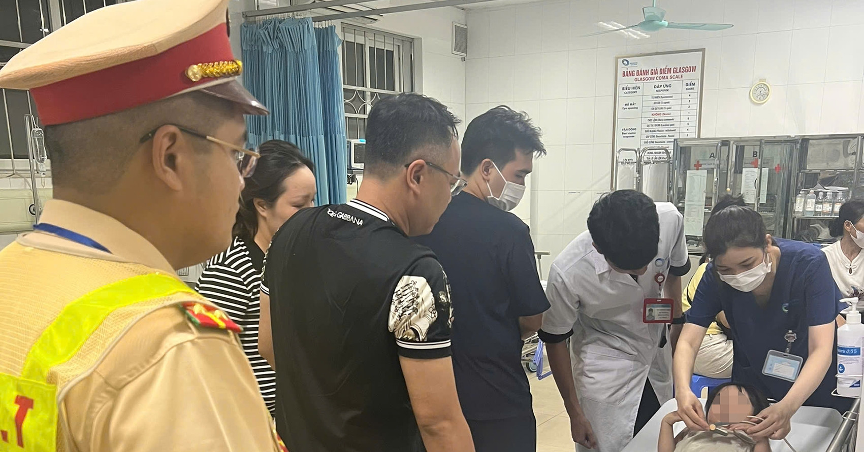 Cặp vợ chồng bế con gái 4 tuổi hốt hoảng cầu cứu, CSGT hành động khẩn