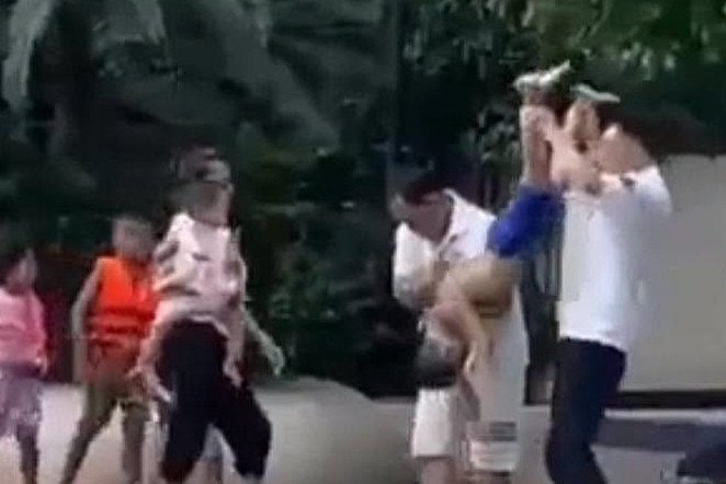 Chuyên gia cấp cứu đau lòng khi thấy cảnh dốc ngược trẻ đuối nước ở bể bơi