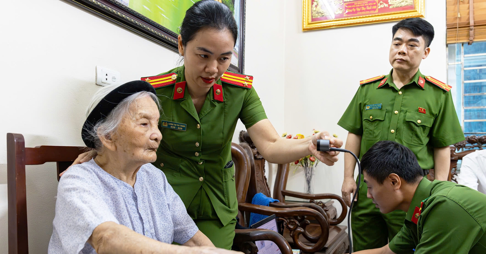 Công an đến tận nhà lấy mẫu ADN, thắp thêm hy vọng cho mẹ liệt sĩ 100 tuổi