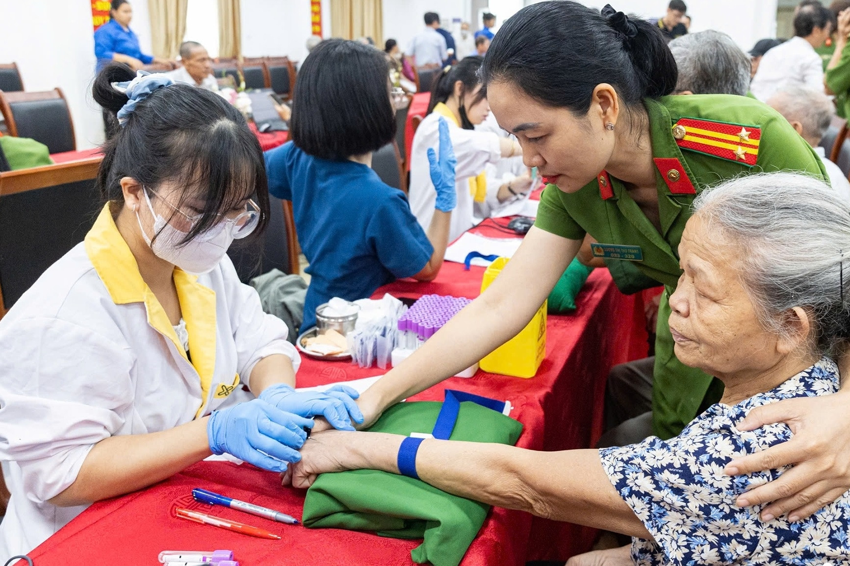 Cụ bà gần 80 tuổi ở Hà Nội khắc khoải mong đón anh trai liệt sĩ trở về quê hương