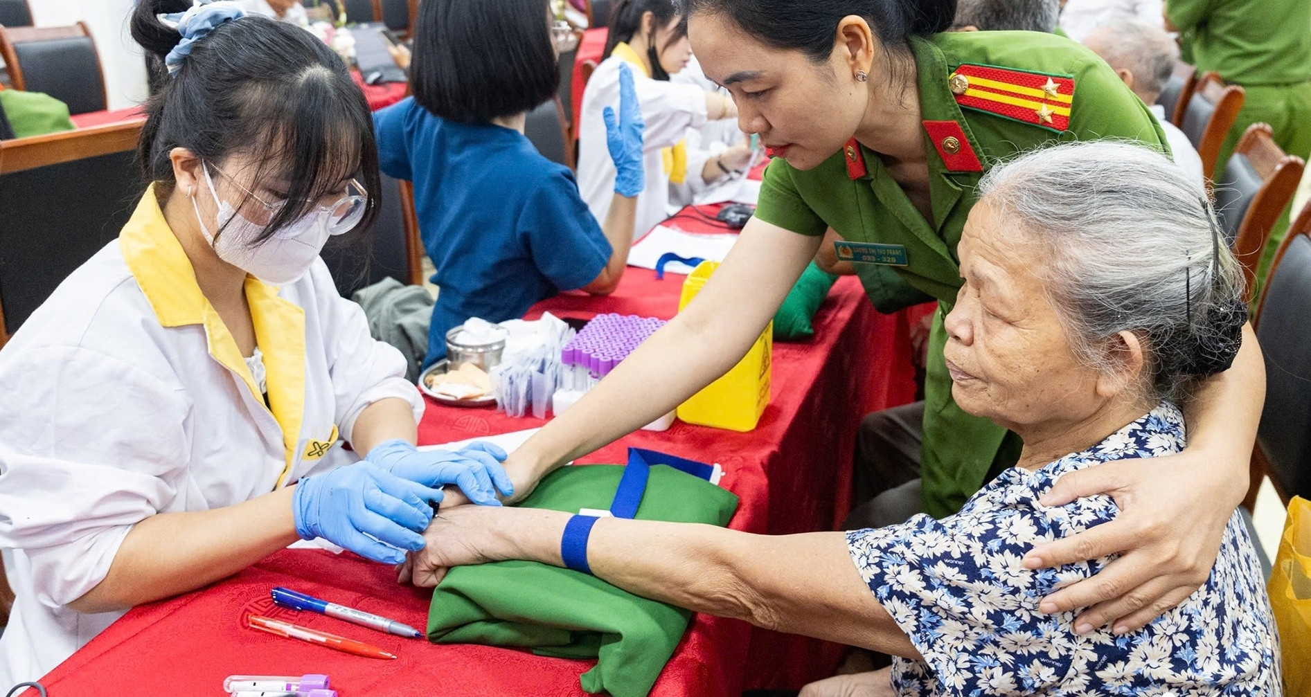 Cụ bà gần 80 tuổi ở Hà Nội khắc khoải mong đón anh trai liệt sĩ trở về quê hương