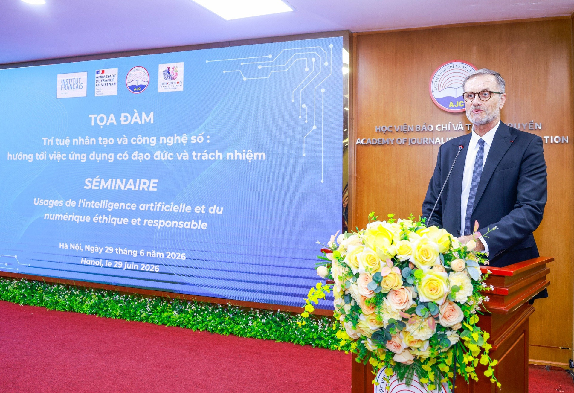 đại sứ pháp 1.jpg