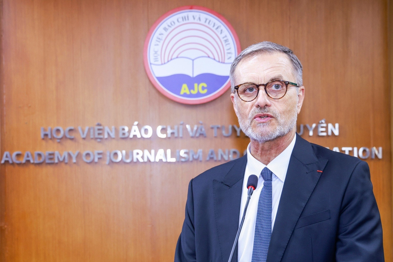 Đại sứ Pháp Olivier Brochet: AI không thể thay thế phẩm chất của con người