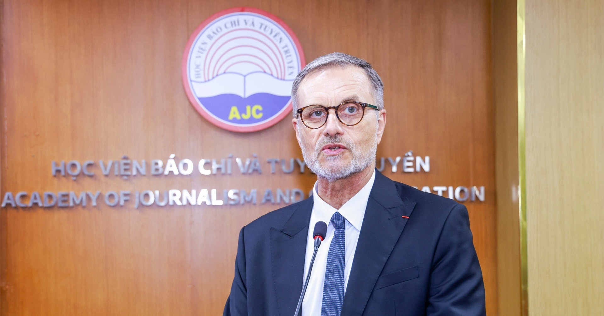 Đại sứ Pháp Olivier Brochet: AI không thể thay thế phẩm chất của con người