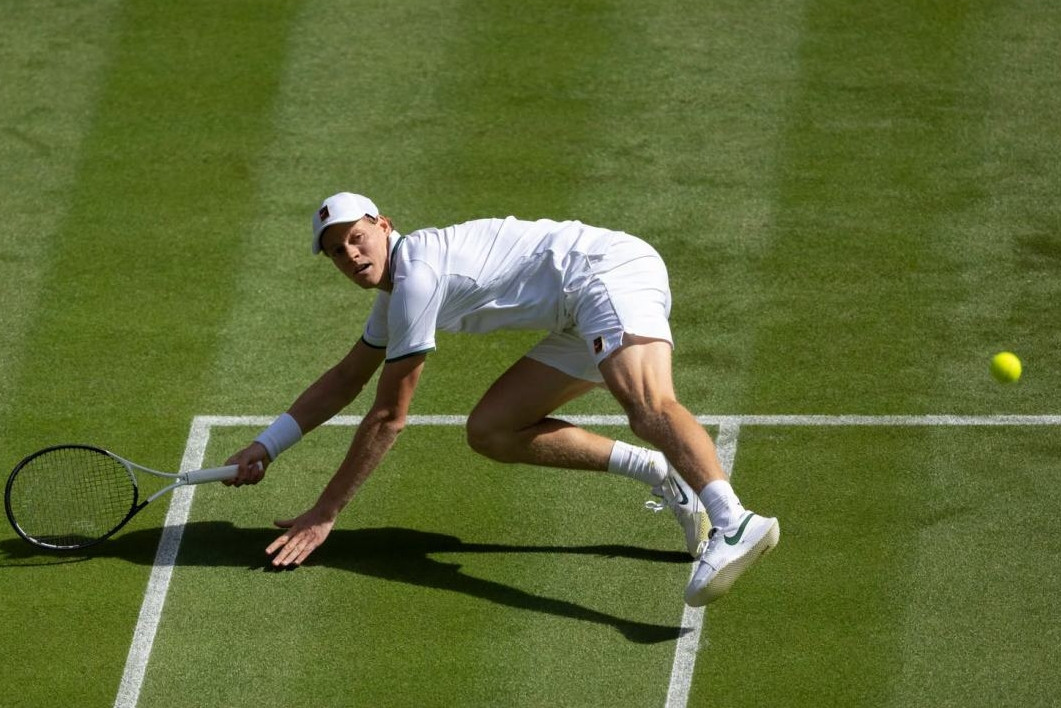 Sinner thoát hiểm nghẹt thở ngày ra quân Wimbledon