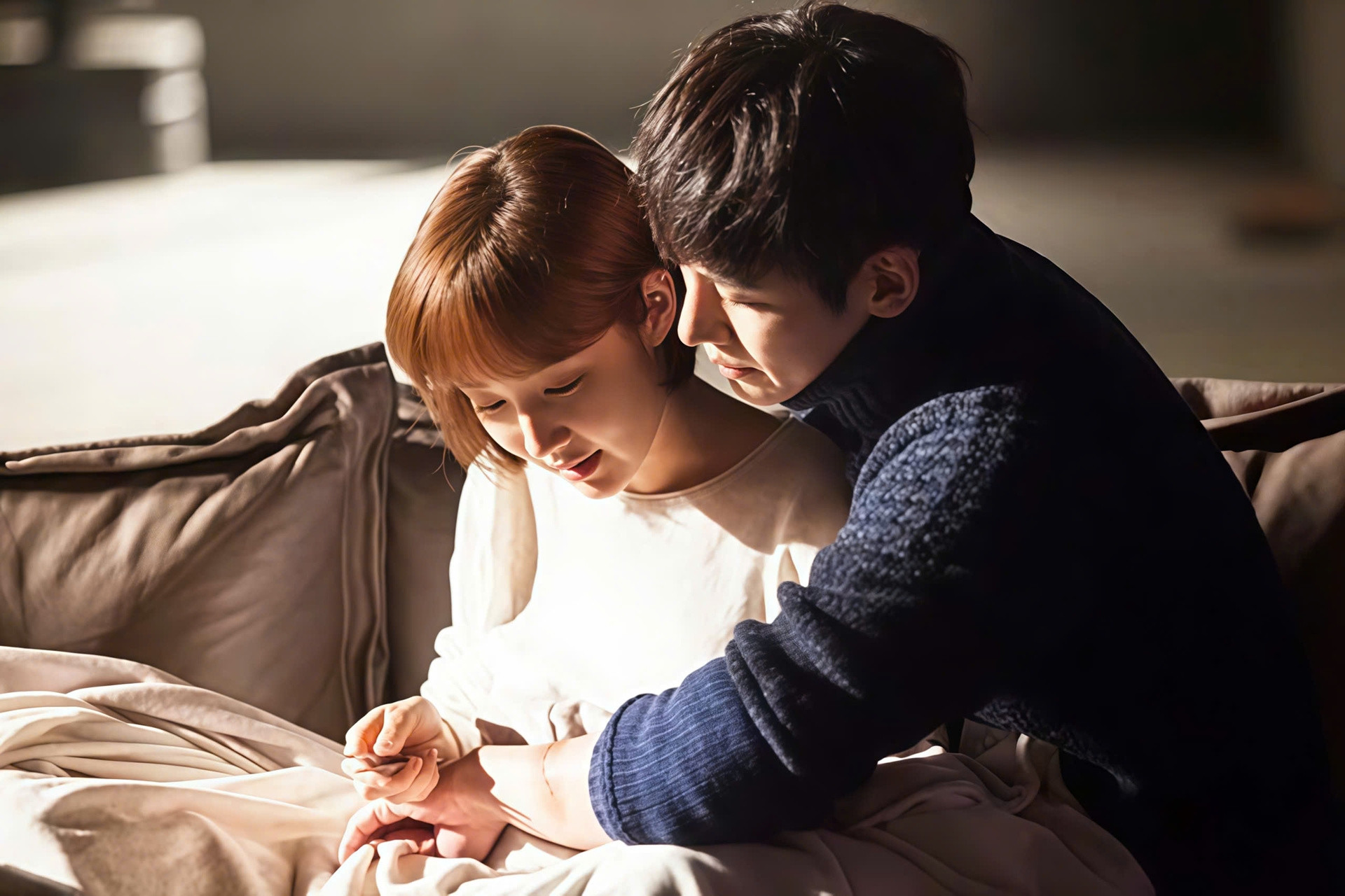Ji Chang Wook và cái ôm tình tứ đánh cắp mọi ánh nhìn: Khoảnh khắc Healer thôi cô độc