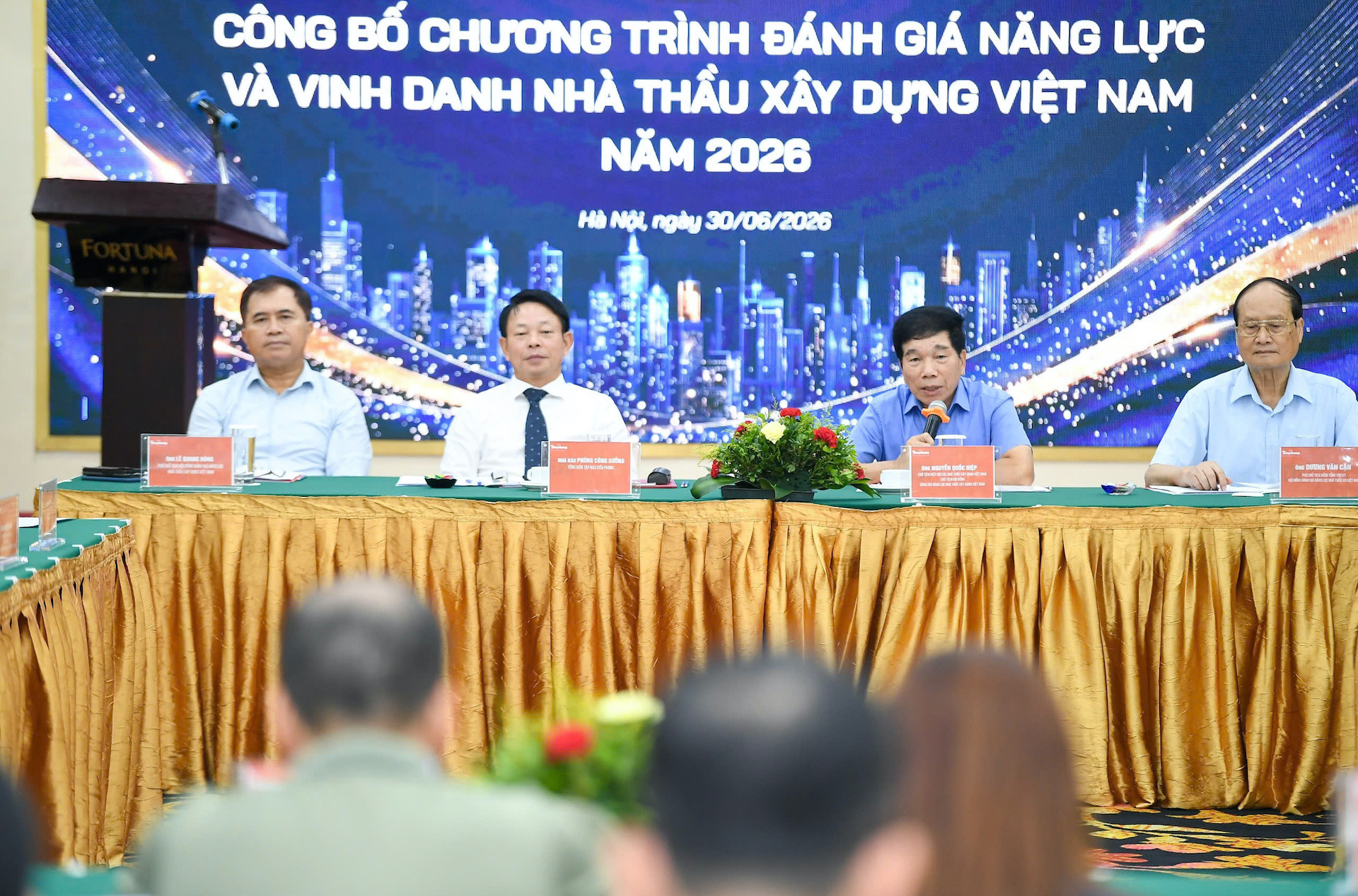 nha thau xay dung vietnamnet.jpg