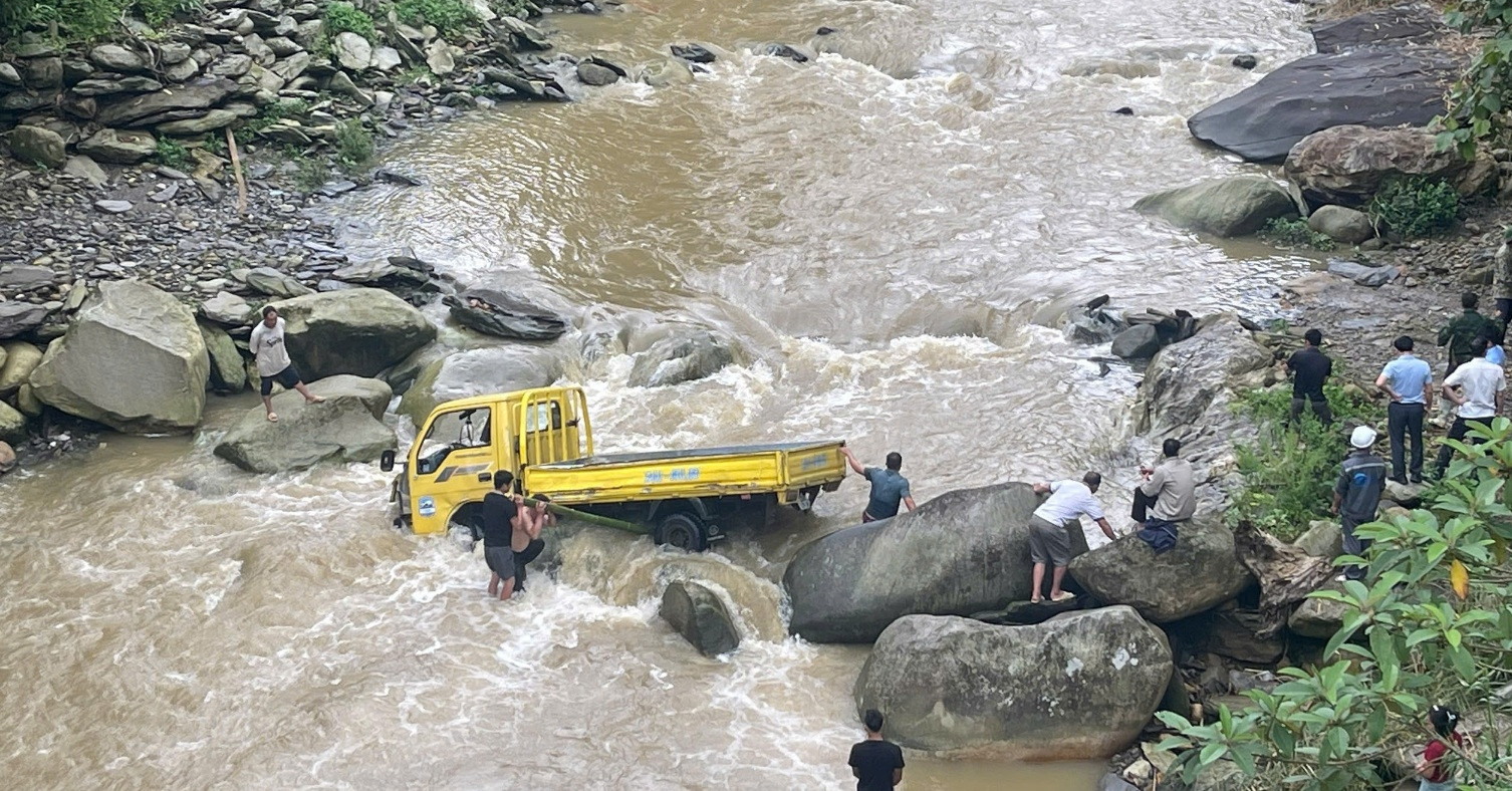 Ô tô bị lũ cuốn trôi, 10 cán bộ công an ứng cứu
