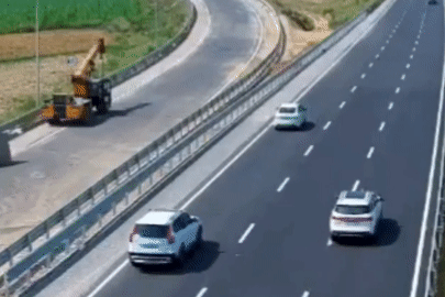 SUV chạy tốc độ cao tông trúng xe con đang lùi trên cao tốc, 7 người thương vong