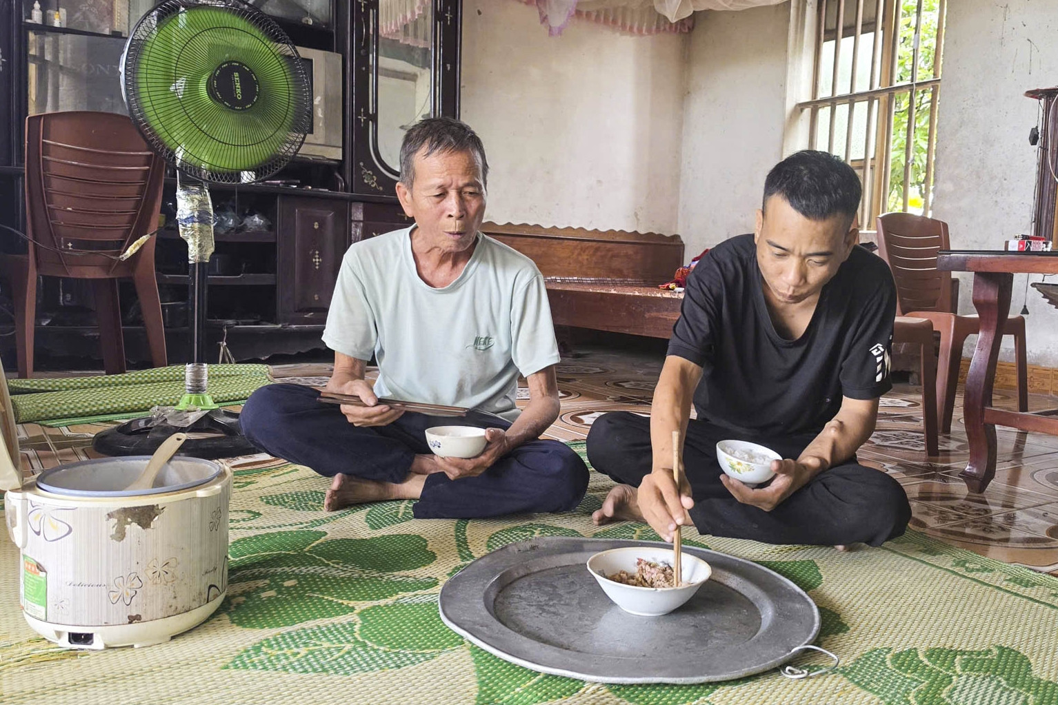 Vợ mất vì ung thư, gần 10 năm cha già bệnh tật cưu mang con trai chạy thận