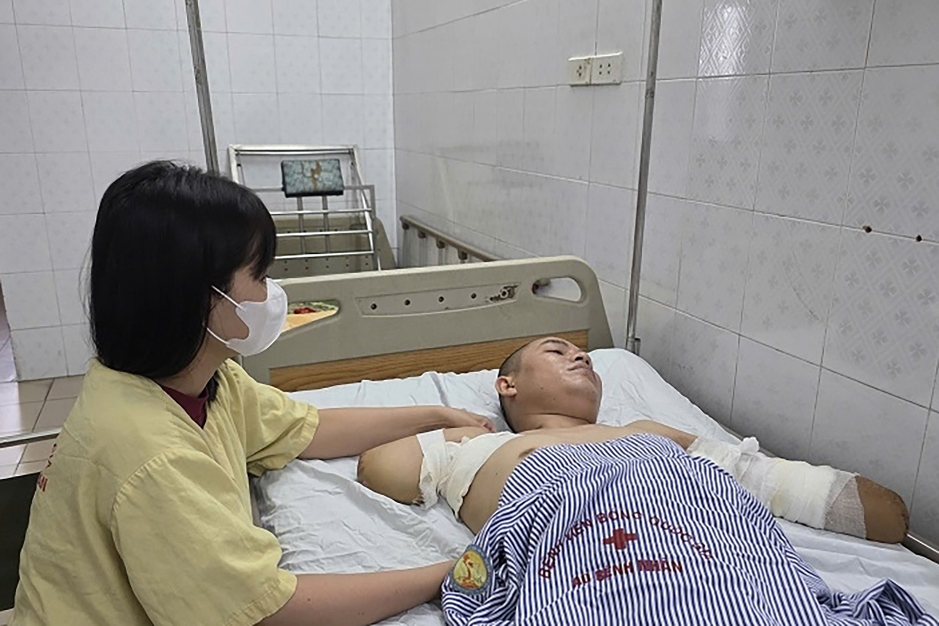 Vợ trẻ đau đớn chứng kiến người chồng mỗi ngày mất thêm một phần cơ thể