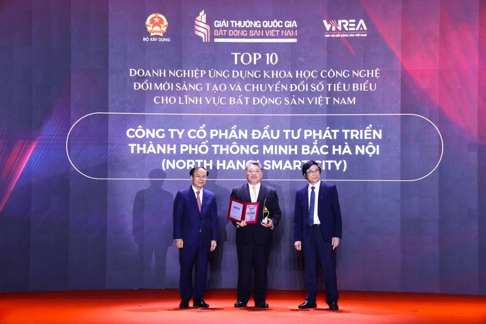 02 Ông Eisuke Nakanishi – Chủ tịch HĐQT Công ty CP Đầu tư Phát triển Thành phố Thông minh Bắc Hà Nội (North Hanoi Smart City) nhận Danh hiệu.jpg