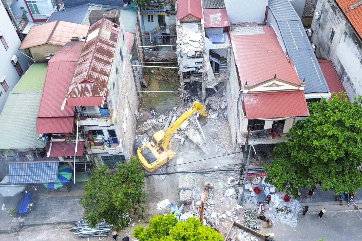 Buộc phải phá dỡ 2 ngôi nhà sau sự cố đào móng công trình ở giữa