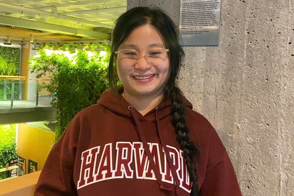 Cô gái khiếm thị trúng tuyển thạc sĩ Đại học Harvard, Oxford, Stanford