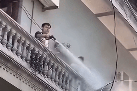 Công an xác minh vụ người đàn ông Hà Nội xịt nước vào thợ đang làm việc trên cao