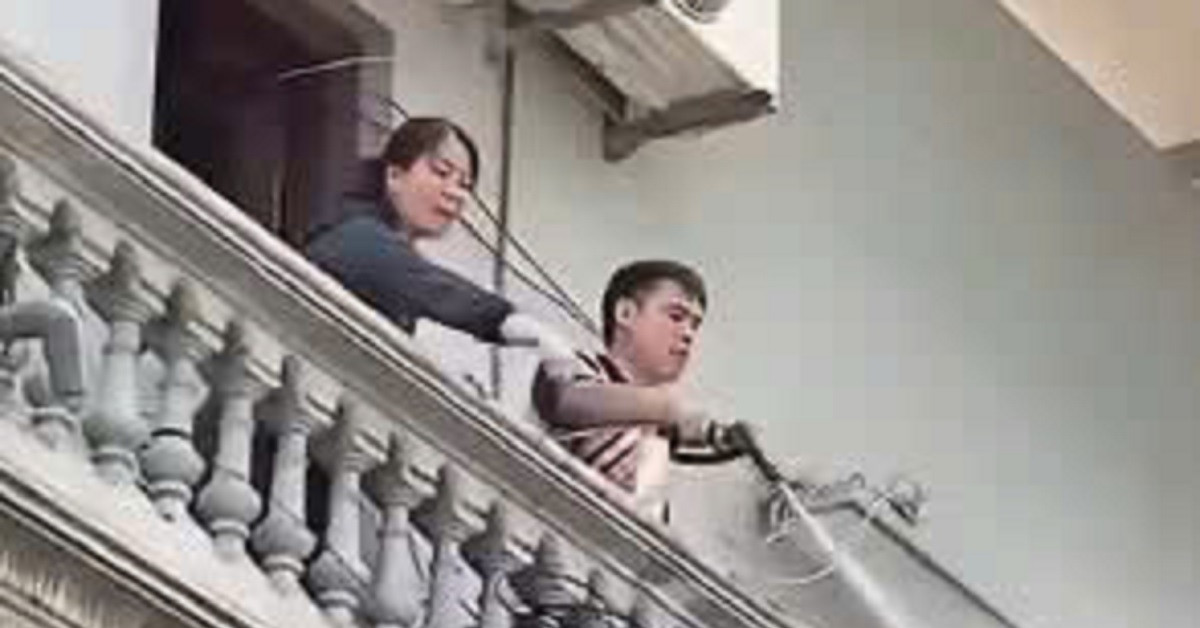 Công an xác minh vụ người đàn ông Hà Nội xịt nước vào thợ đang làm việc trên cao
