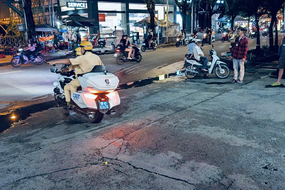 CSGT TPHCM 'chạy đua với thời gian', hộ tống trái tim hiến tặng vào giờ cao điểm