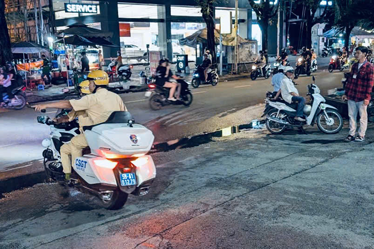 CSGT TPHCM 'chạy đua với thời gian', hộ tống trái tim hiến tặng vào giờ cao điểm