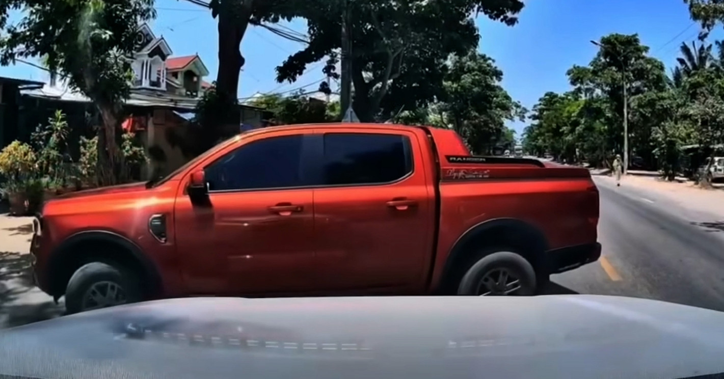Lộ danh tính tài xế xe bán tải quay đầu né chốt CSGT