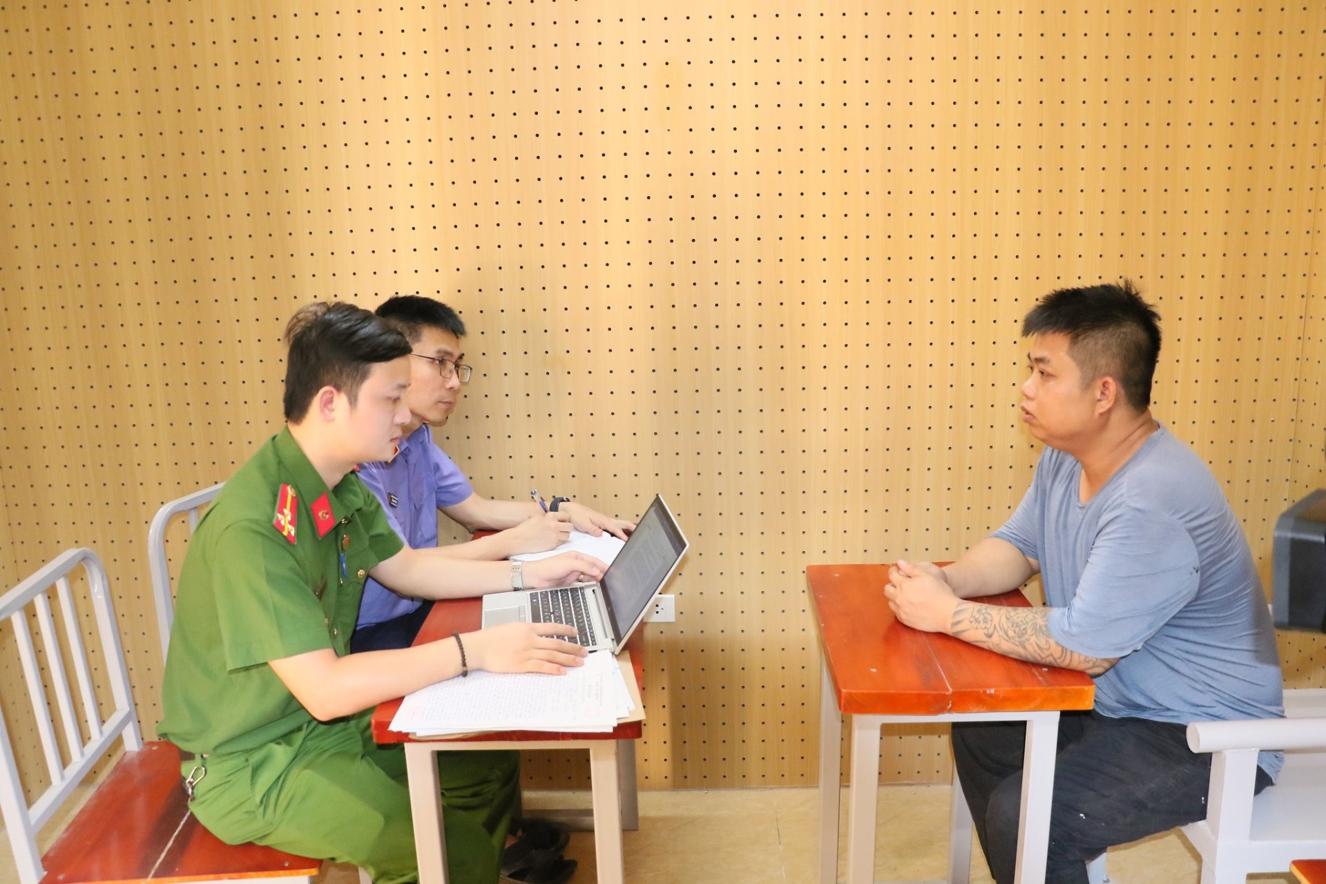 Giả danh phóng viên để tống tiền CSGT, hai đối tượng bị khởi tố