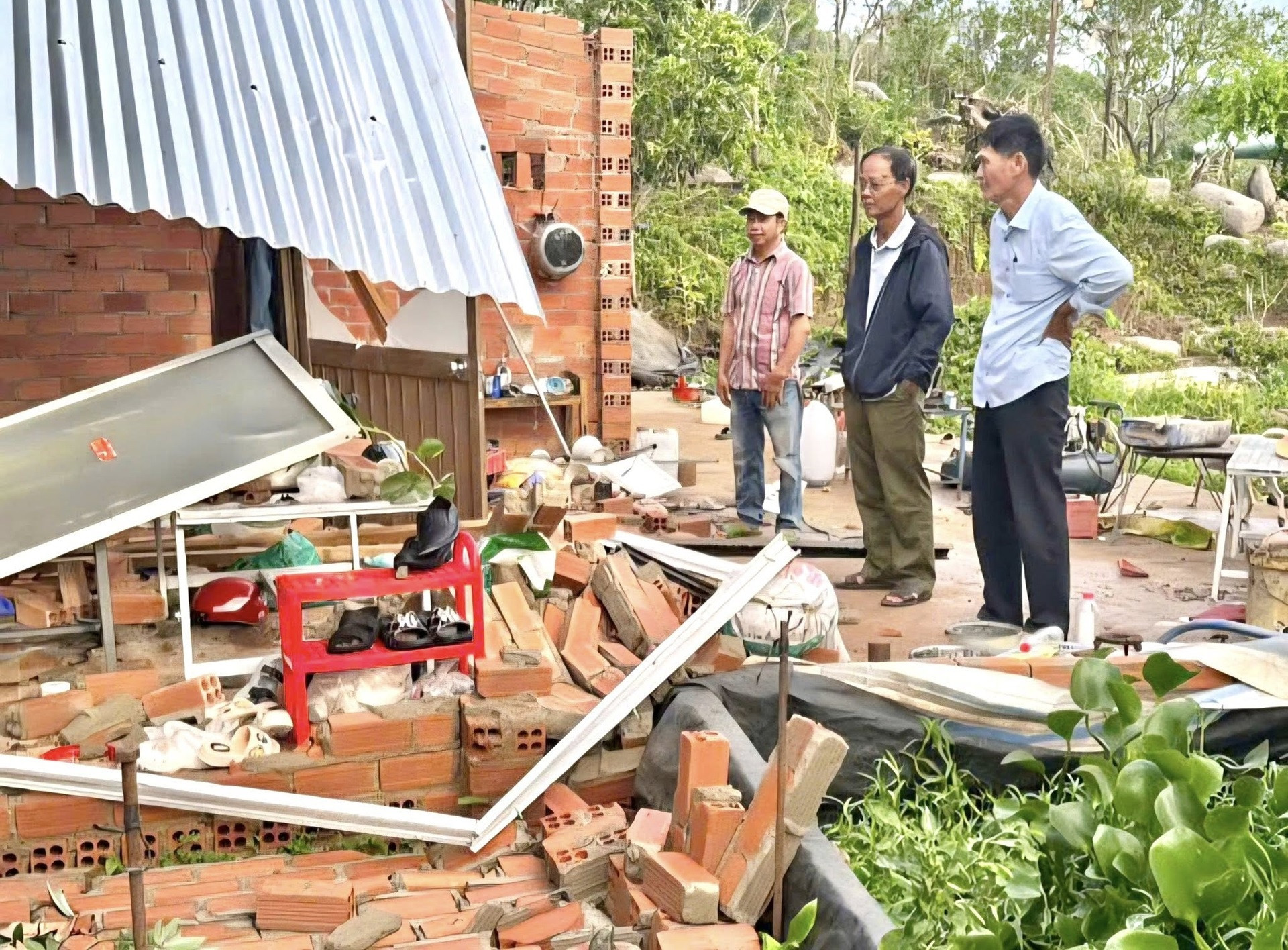 Giông lốc cuốn sập nhà dân ở TPHCM, 3 mẹ con chạy thoát trong gang tấc..jpg