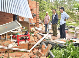 Giông lốc cuốn sập nhà dân ở TPHCM, 3 mẹ con chạy thoát trong gang tấc..jpg