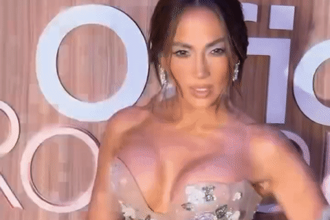 Ca sĩ Jennifer Lopez khoe ngực khủng tuổi U60 khi đi ra mắt phim