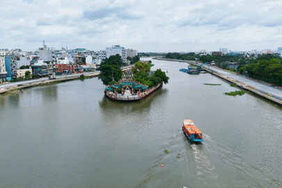 Khám phá ngôi miếu nổi giữa sông tại TPHCM với hơn 100 con rồng gốm sứ