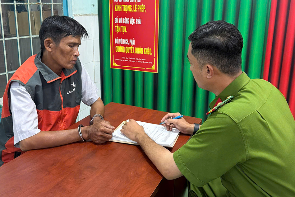 Gã xe ôm cướp vé số của người già ở TPHCM bị bắt, lộ ra 5 tiền án, tiền sự