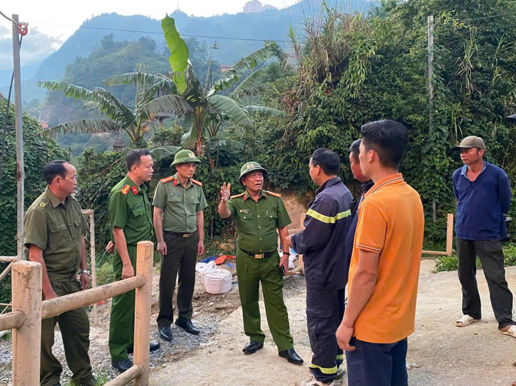 Lãnh đạo Công an tỉnh Lào Cai chỉ đạo công tác tìm kiếm, cứu nạn cứu hộ tại hiện trường