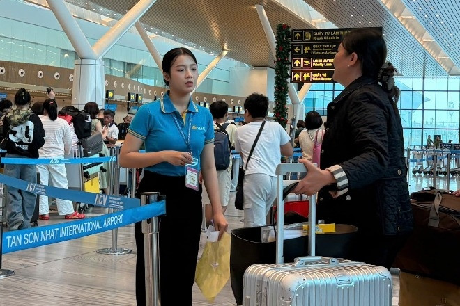 Lượng khách du lịch hè qua sân bay Tân Sơn Nhất gần bằng cao điểm Tết